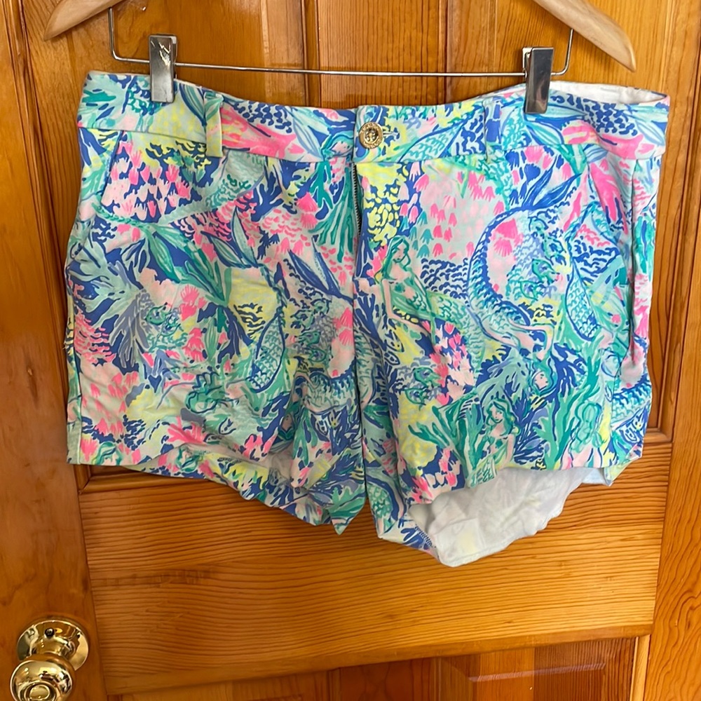 Lilly Pulitzer Mermaid Print Callahan Stretch Shorts 14 5’ inseam. Need repair
